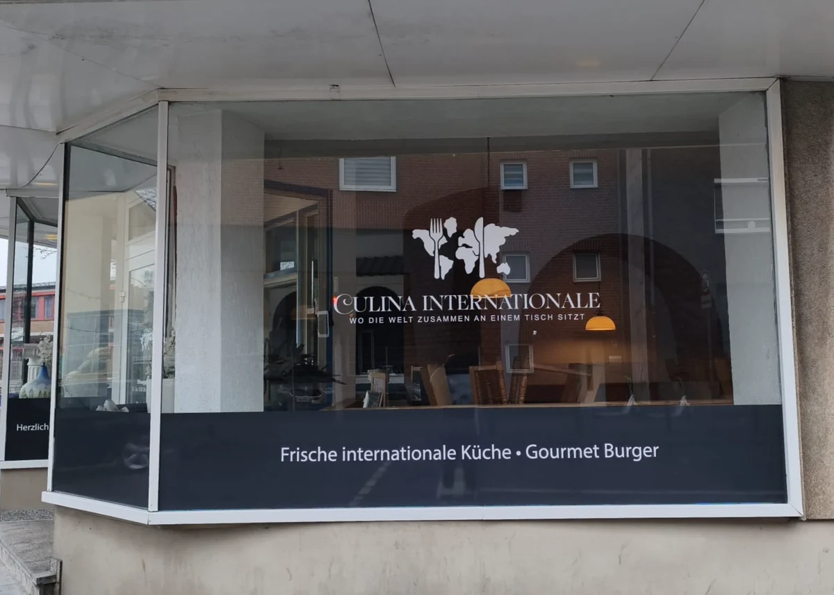 Schaufenster mit weißem Logo und Schriftzug von Culina Internationale